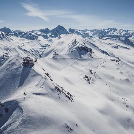 Davoser Huesli By Mountain *